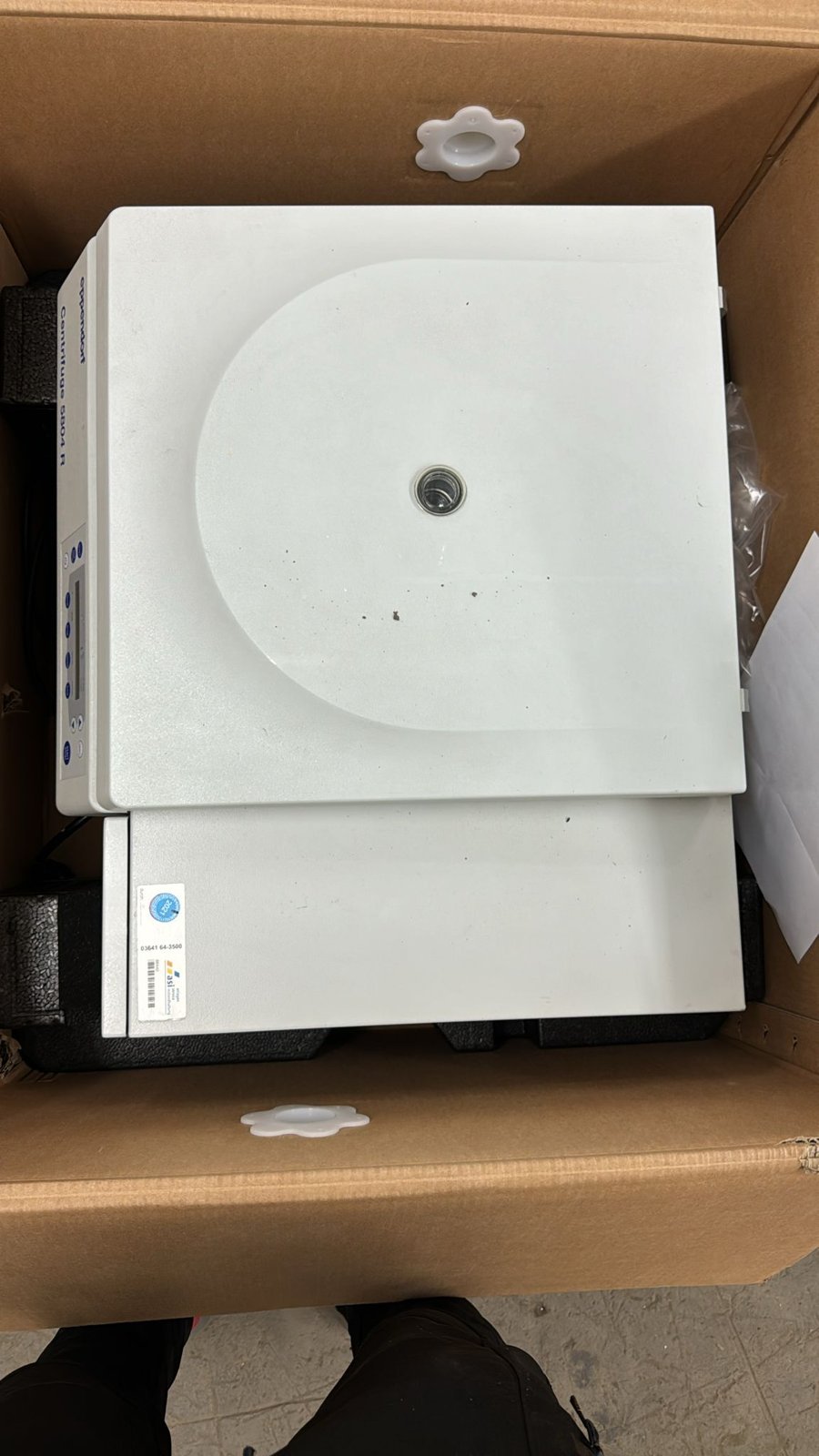 Eppendorf Centrifuge 5804 R Refrigerated with Rotor and Adapters – 5805000327